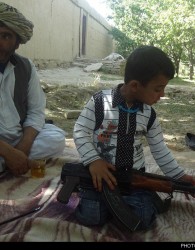 پسربچه 3ساله طالبان می‌خواهد آدم بكشد!