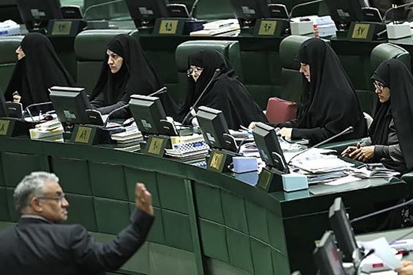 انتقاد از رفتار منفعلانه نمایندگان زن مجلس