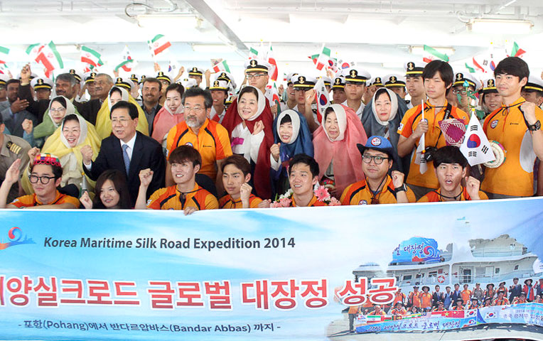 پهلوگیری کشتی مسافری کره‌جنوبی در بندرعباس