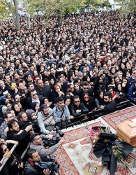 پیکر مرتضی پاشایی روي دستان هزاران نفر تشییع شد