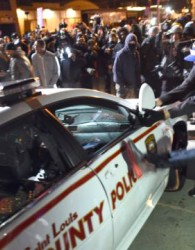 حمله معترضان به یک خودروی پلیس در فرگوسن