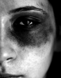 نبود قوانین منسجم زمینه خشونت علیه زنان