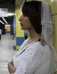 لباس عروسی برای تابوی " ننگ تجرد"!