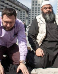 رضا صیام (سمت راست) عضو بلندپایه‌ی داعش "دولت اسلامی" که دارای تابعیت آلمانی بود و گفته می‌شود او در عراق کشته شده است.