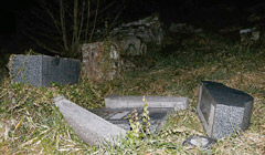 سنگ​ قبرها در گورستان یهودیان شکست