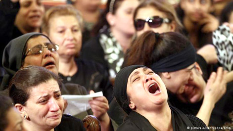 عزاداری زنان مسحي در کلیسای عباسیه در قاهره برای ۲۱ قربانی توسط داعش