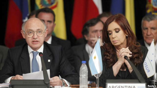 هکتور تیمرمن (چپ) وزیر امور خارجه در کنار کریستینا فرناندز، رییس جمهوری آرژانتین