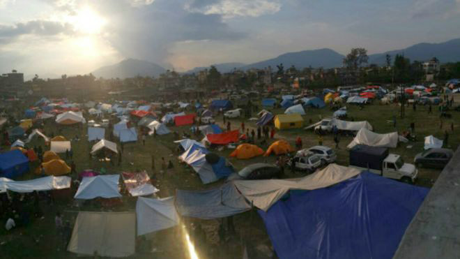 مردم نپال از ترس تکرار زمین لرزه، شب را در چادرها سپری کردند