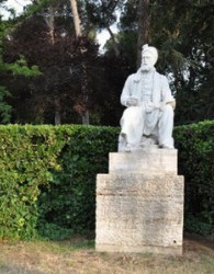 مجسمه فردوسی در «ویلا بورگز» شهر رم