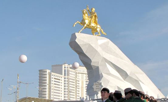 رونمایی از مجسمه ریيس‌جمهور با  طلای ۲۴عيار