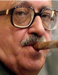در میان نزدیکان صدام حسین طارق عزیز شخصی باسواد با پیشینه‌ای فرهنگی و دارای حسن شهرت بود، به علاقه‌اش به سیگار برگ هم معروف بود