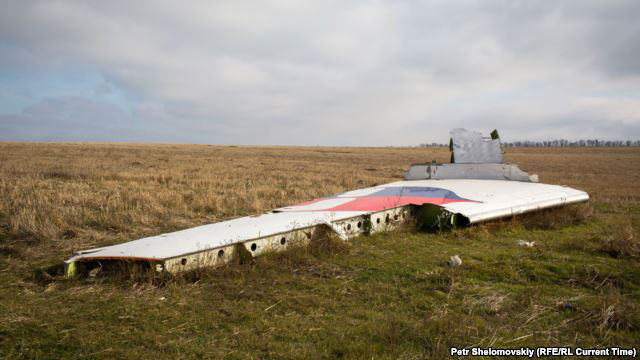 تکه‌ای از هواپیما در محل سقوط آن در شرق اوکراین