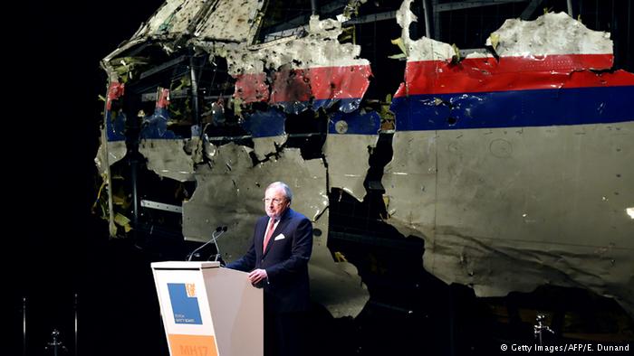 رئیس شورای ایمنی هلند هنگام گزارش در باره تحقیقات شورا پیرامون علل سقوط هواپیمای شرکت مالزیایی