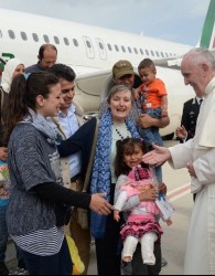 پاپ فرانسیس 12 آواره سوری را با خود برد