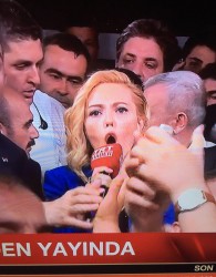 تلویزیون رسمی ترکیه مجددا به دست مردم افتاد و مجری زنی که مجبور شده بود بیانیه كودتاگران ارتش را بخواند علیه کودتا صحبت می‌کند.