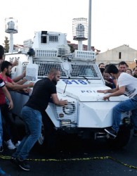 کودتاگران در برابر مقاومت مردم ترکیه زانو زدند