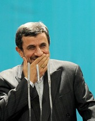 چرا کسی توی دهن احمدی‌نژاد نمی‌زند؟