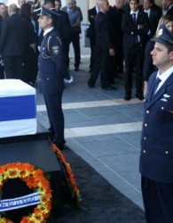 محمود عباس در تشییع جنازه پرز