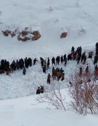 محل ریزش بهمن، حضور مردم و امدادگران برای پیدا کردن کولبران روستای بیوران از توابع سردشت