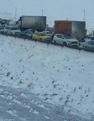 ترافيك و راه بندان در محور ارتباطی فیروزکوه در ميان برف(محدوده گدوک)