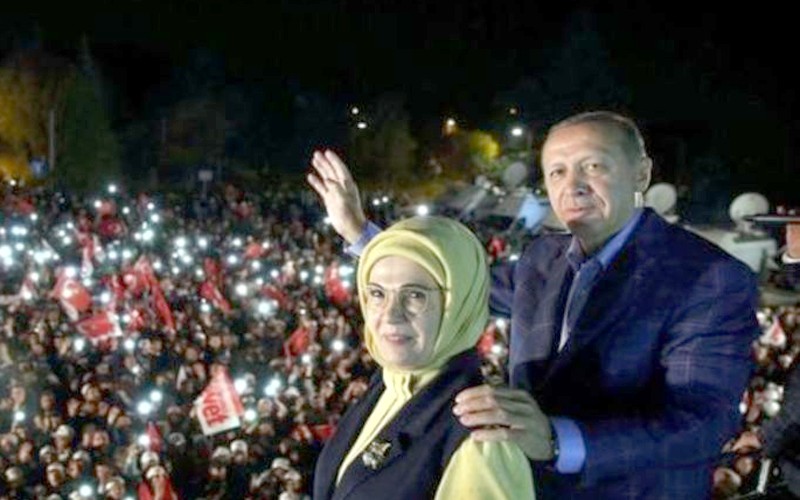 اردوغان و همسرش در جشن پيروزي كمپين «آري»