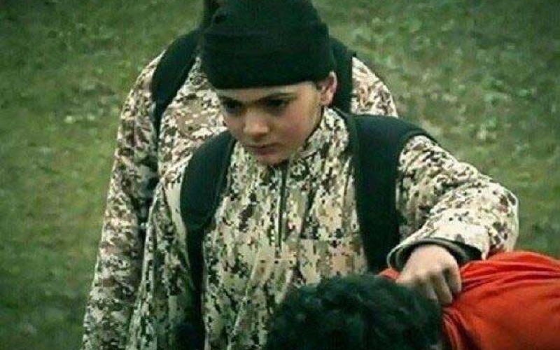 بازداشت نوجوان داعشی که سر می‌برید