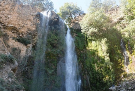 آبشاری در دل رشته کوه های زاگرس