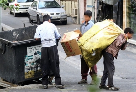ارائه کارت به کودکان کار برای زباله گردی