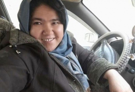 نخستین راننده تاکسی زن افغان/تصاویر