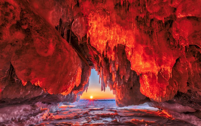 عکس‌های خیره‌کننده از غار یخ و آتش