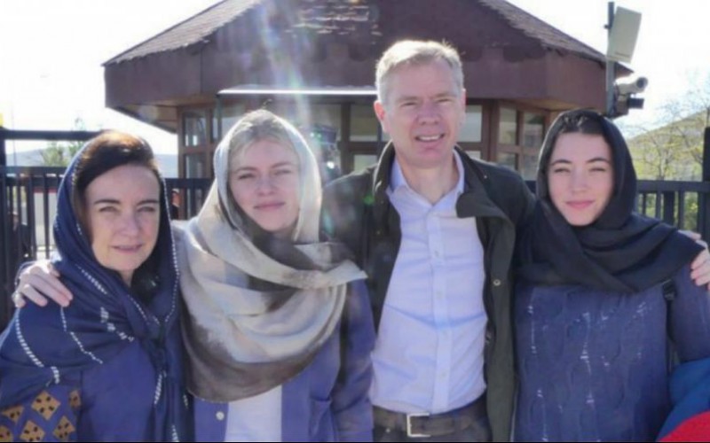 سفير انگليس به همراه خانواده‌اش در ايران