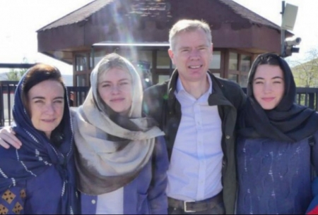 سفير انگليس به همراه خانواده‌اش در ايران