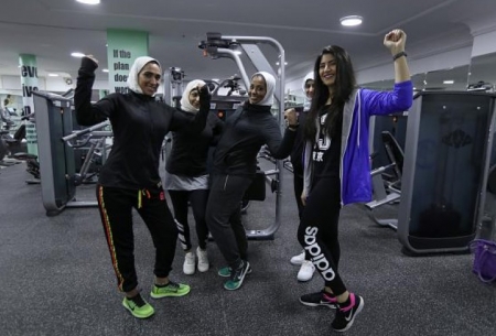 دختران سعودی در باشگاه ورزشی در قطیف عربستان- عکس: رویترز