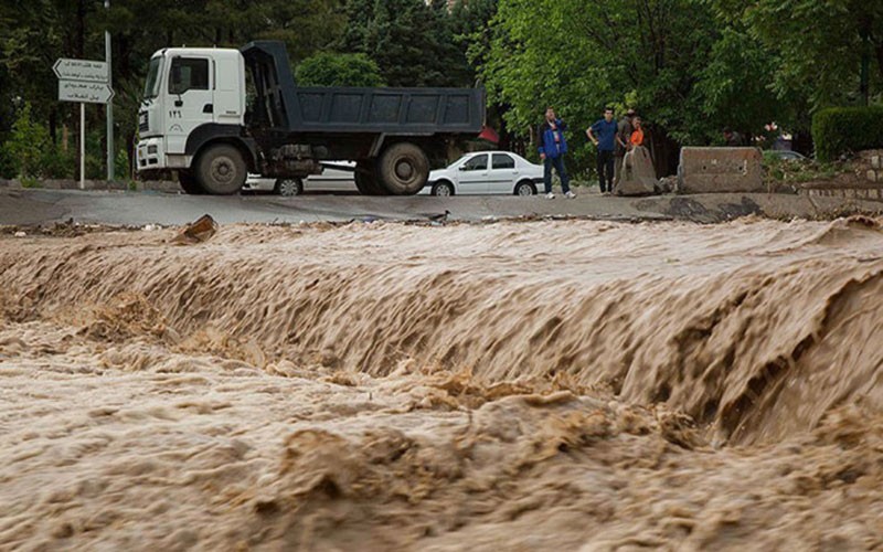 طغیان رودخانه و آبگرفتگی معابر در خرم آباد