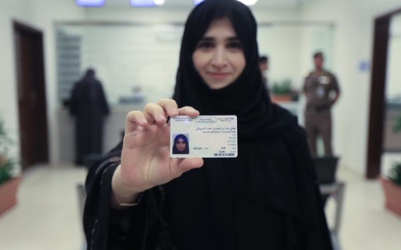 عکس یادگاری زنان سعودی با گواهینامه‌هایشان
