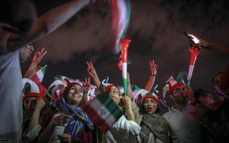 شادی مردم تهران در میدان ونک