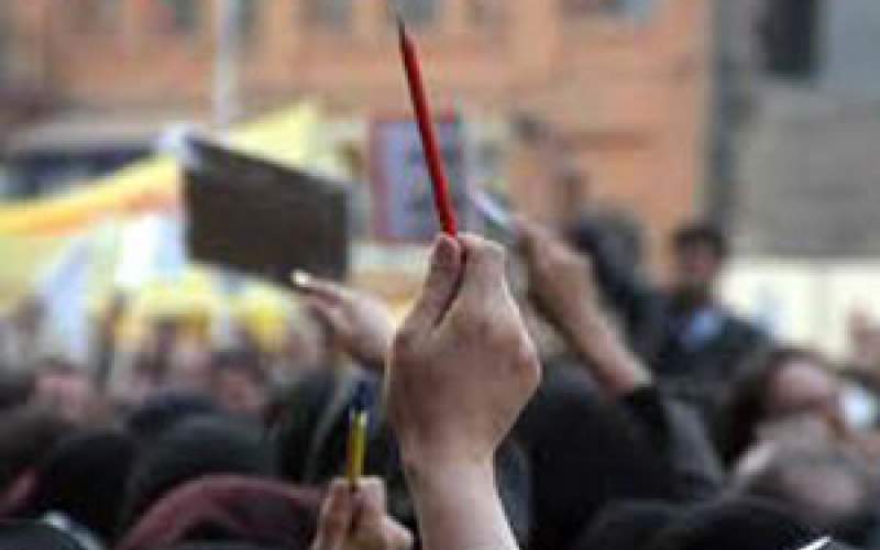فیش سوزی معلمان معترض مقابل مجلس