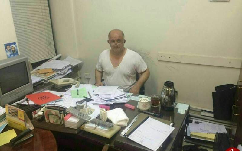 نادر قاضی‌پور در دفتر كارش