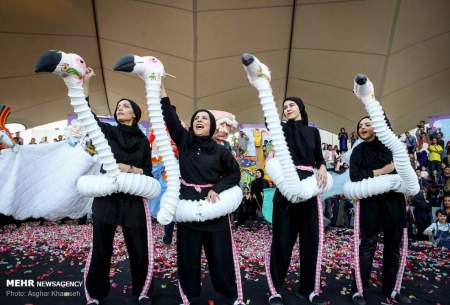 شادپیمایی عروسک‌ها در بوستان آب و آتش