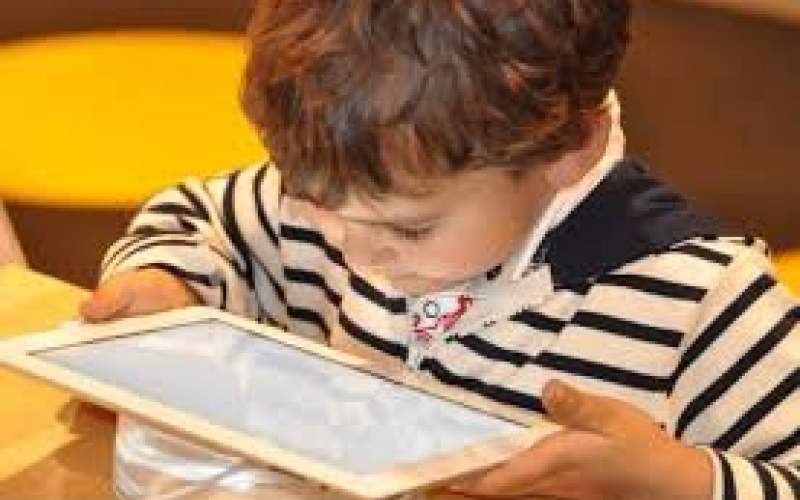 ضعف فکری کودکان با نگاه کردن به صفحه موبایل