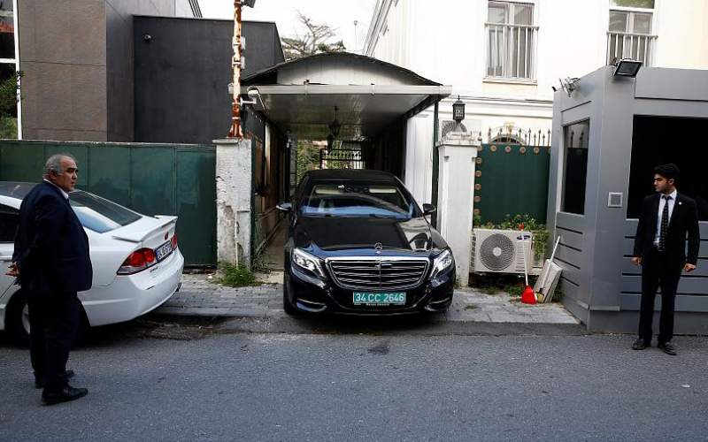 خروج یک خودرو با پلاک سیاسی از منزل کنسول عربستان در استانبول. عکس از رویترز