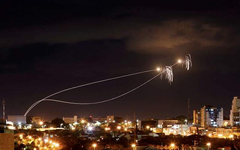 رهگیری راکت‌‌ها توسط سیستم دفاع ضد موشکی اسرائیل (گنبد آهنین)عکس از رویترز