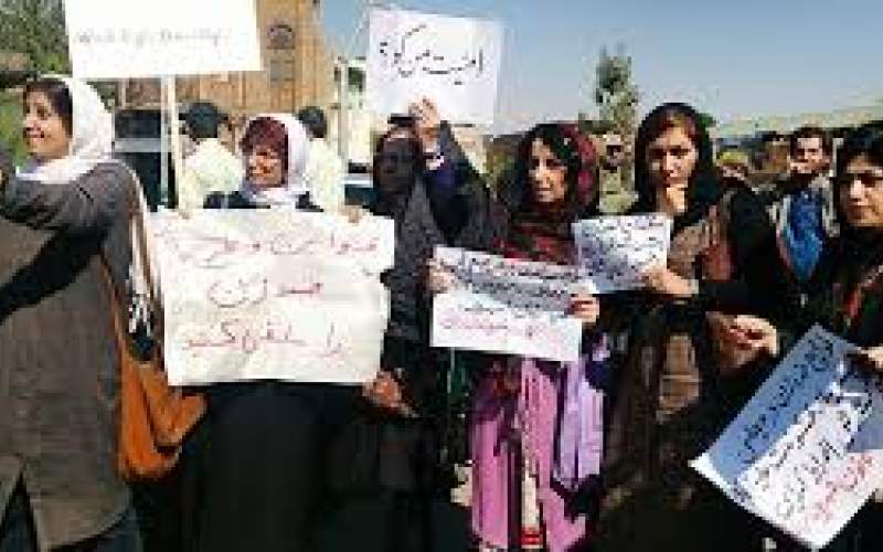 تجمع اعتراضی تعدادی ازفعالان زن مقابل مجلس