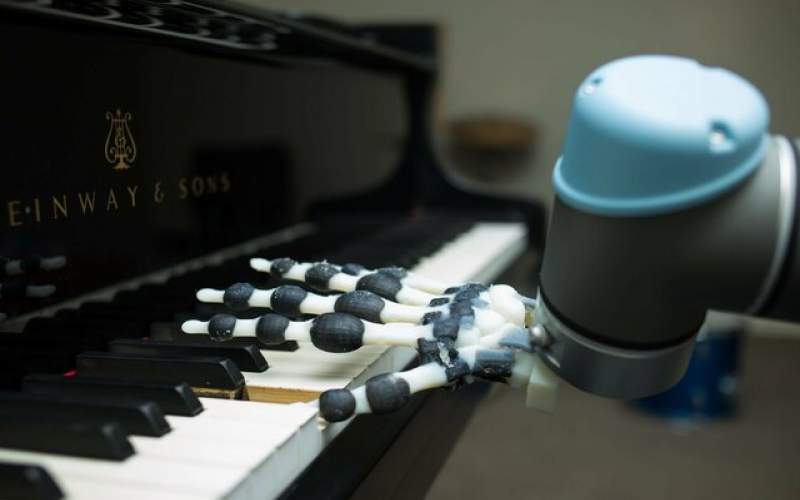 دست رباتیک چاپ ۳بعدی پیانو می‌نوازد