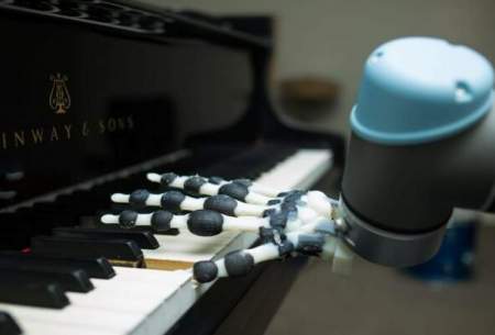 دست رباتیک چاپ ۳بعدی پیانو می‌نوازد
