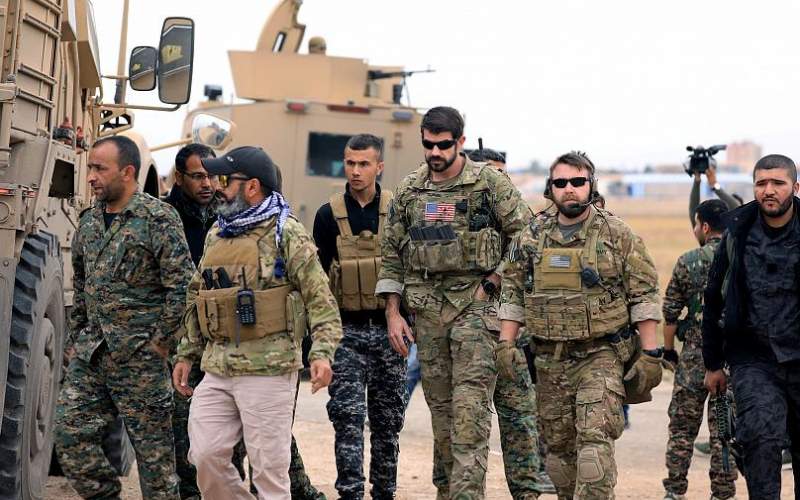 نیروهای ارتش دموکراتیک سوریه در کنار نظامیان آمریکایی