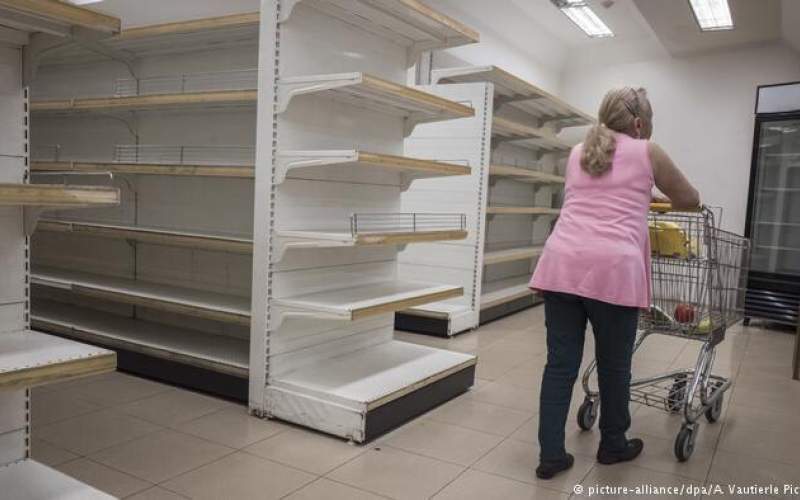 قفسه‌های خالی یک سوپرمارکت را در کاراکاس، پایتخت ونزوئلا بدلیل بحران اقتصادی و افزایش شدید بهای اقلام ضروری و خوراکی در این کشور نشان می‌دهد