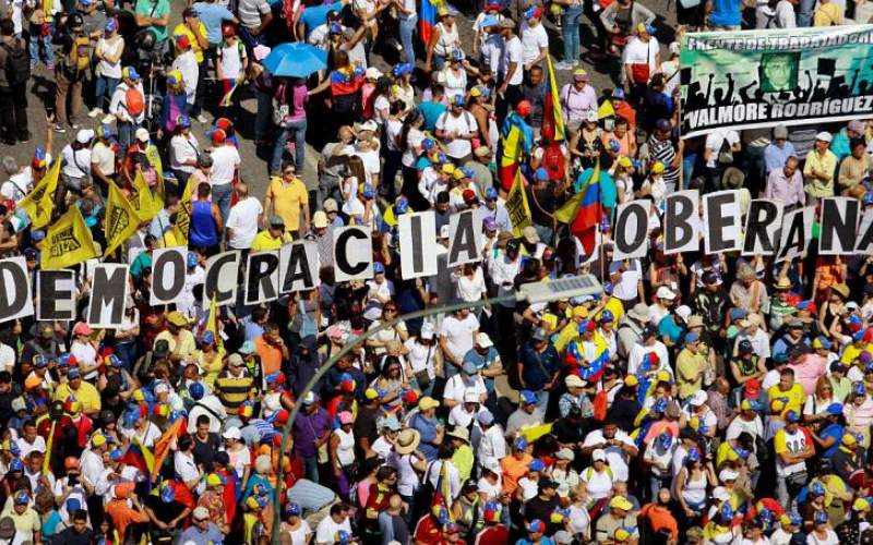 خوان گوآیدو: مخالفان خیابان‌ها را ترک نکنند