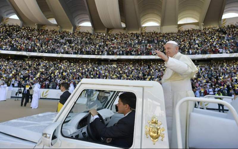 پاپ در میان ده‌ها هزار مسیحی در امارات