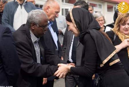 نخست‌وزیر نیوزیلند با حجاب در جمع مسلمانان